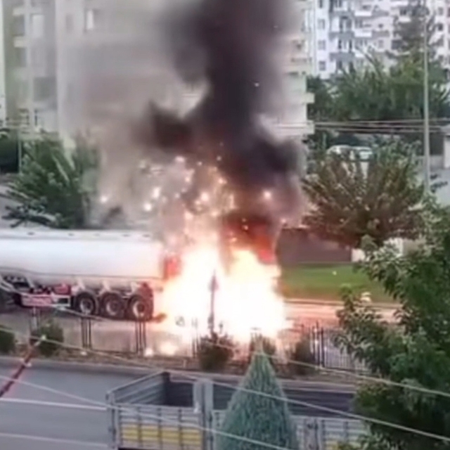 Tankere arkadan çarpıp alev alan otomobildeki patlama kamerada