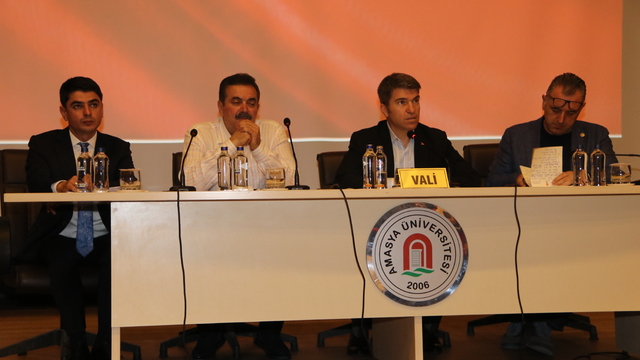 Amasya Valisi Önder Bakan muhtarlarla bir araya geldi