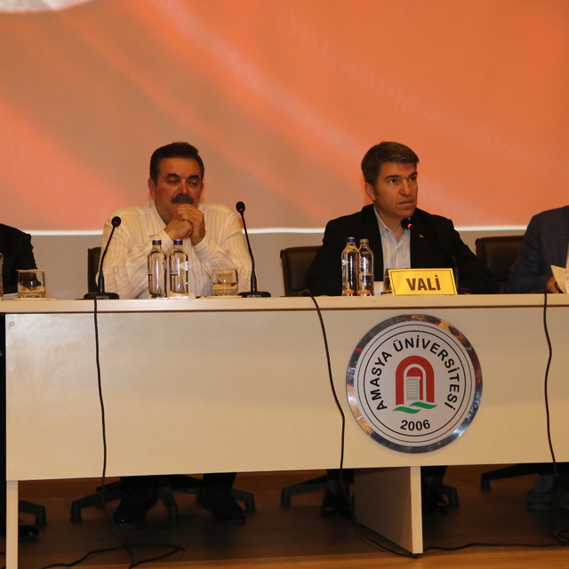 Amasya Valisi Önder Bakan muhtarlarla bir araya geldi