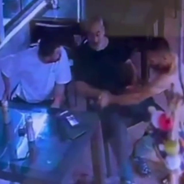 Polisin birlikte oturduğu kişi tarafından vurulduğu olayın görüntüleri orta...