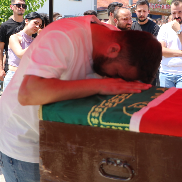 Bursa yangınında ölen gönüllü, gözyaşlarıyla uğurlandı