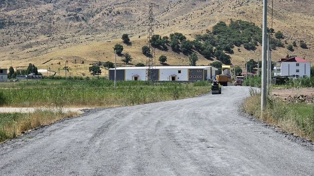 Güroymak'ta yol çalışmaları devam ediyor