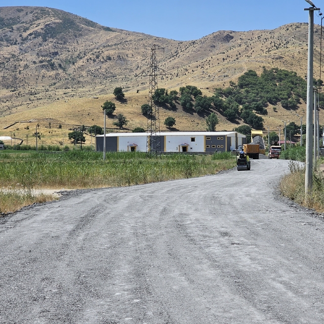 Güroymak'ta yol çalışmaları devam ediyor