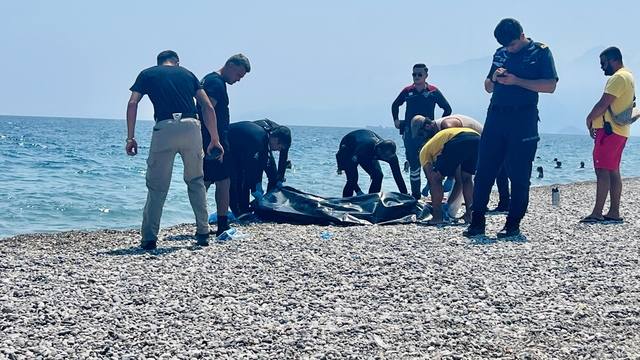 Antalya'da sahilde erkek cesedi bulundu