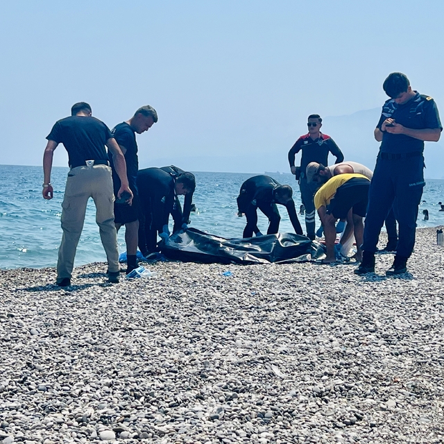 Antalya'da sahilde erkek cesedi bulundu