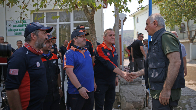 AK Parti Genel Başkanvekili Ala, Bursa'da orman yangınından etkilenen mahalleyi ziyaret etti:
