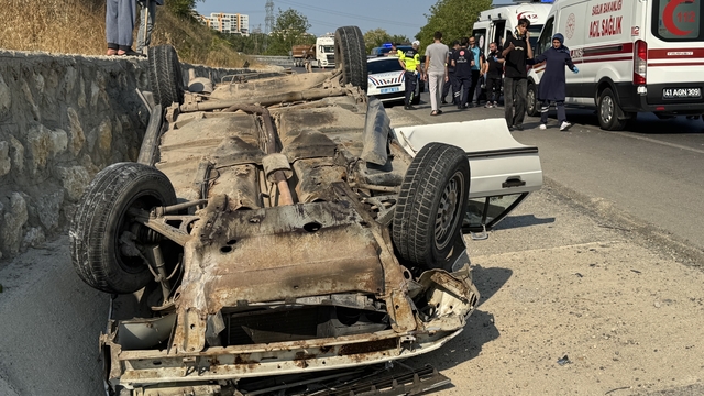 Kocaeli'de devrilen otomobildeki 4 kişi yaralandı