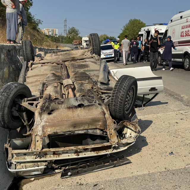 Kocaeli'de devrilen otomobildeki 4 kişi yaralandı