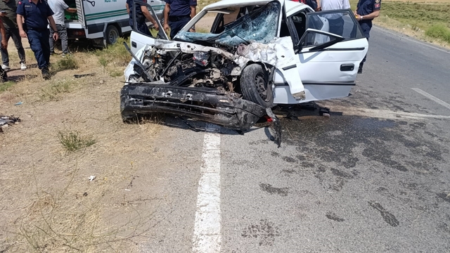 Otomobille kamyonet çarpıştı: 1 ölü, 3 yaralı