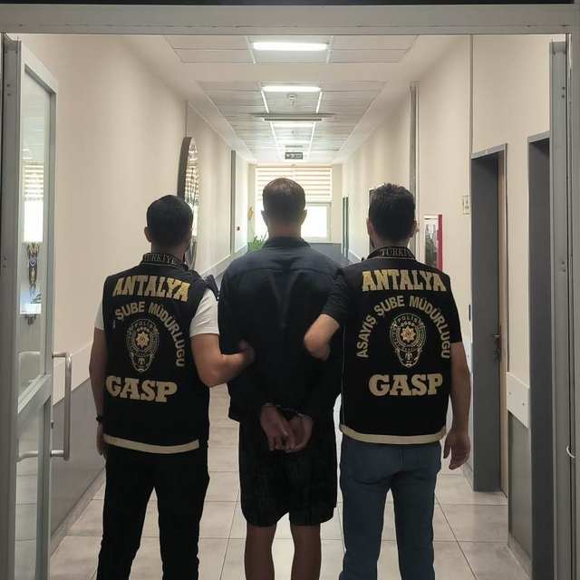 Antalya'da oyuncak tabancayla soygun yapmaya çalışan kişi tutuklandı