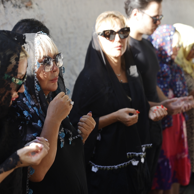 Sanatçı Safiye Soyman vefat eden oğlu Harun Akaröz için mezarı başında dua...