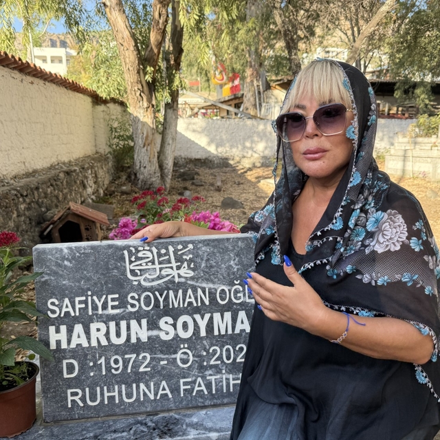 Safiye Soyman, oğlu Harun'u ölümünün 1'inci yılında gözyaşlarıyla andı