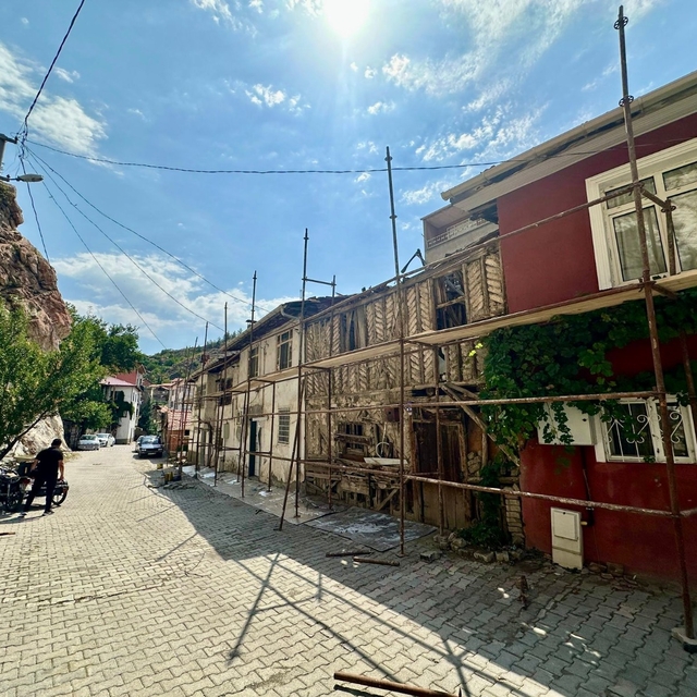 İskilip'in tarihi sokaklarında cephe iyileştirme çalışması başladı