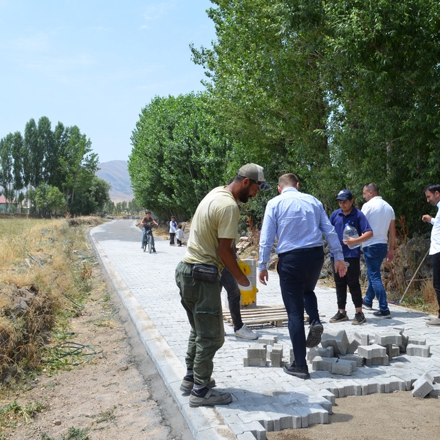 Bulanık Kaymakamı Koşansu yol çalışmalarını inceledi