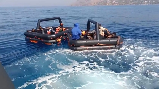 Çanakkale açıklarında 19 düzensiz göçmen kurtarıldı