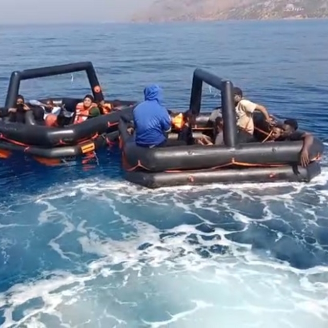 Çanakkale açıklarında 19 düzensiz göçmen kurtarıldı