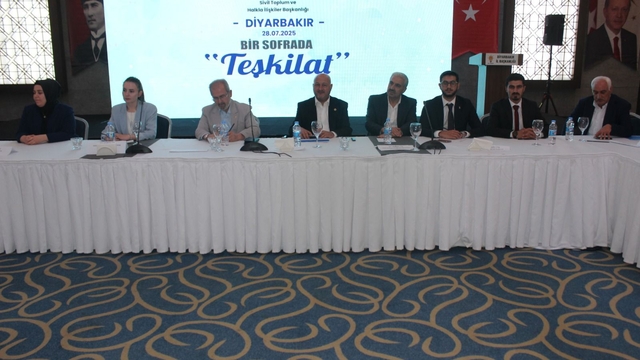 AK Parti, Diyarbakır'da "Bölgesel Sivil Toplum ve Halkla İlişkiler Toplantısı" düzenledi