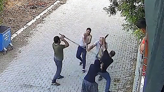 Miras anlaşmazlığı kavgasında tüfekle vurduğu oğullarını, yerde tekmelemiş