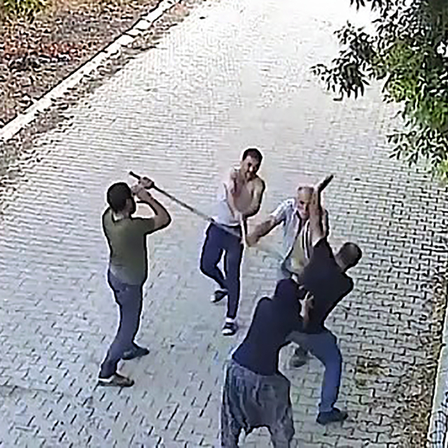 Miras anlaşmazlığı kavgasında tüfekle vurduğu oğullarını, yerde tekmelemiş