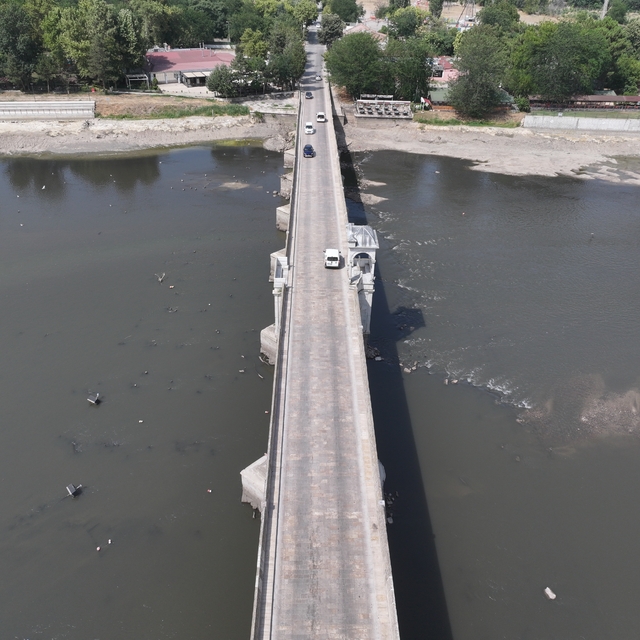 Meriç Nehri'nde su seviyesinin düşmesiyle tarihi ahşap köprünün ayakları or...