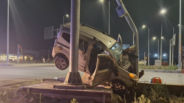 Kayseri'de hafif ticari araç, elektrik direğine çarptı: 7 yaralı