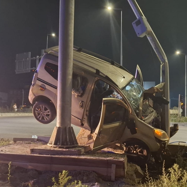 Kayseri'de hafif ticari araç, elektrik direğine çarptı: 7 yaralı