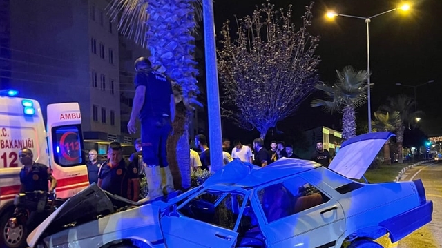 Osmaniye'de refüjdeki ağaca çarpan otomobilin sürücüsü hayatını kaybetti