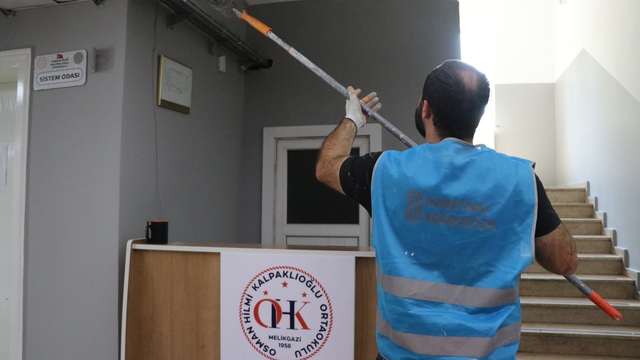 Kayseri'de 18 yükümlü, okulu boya yaparak yeni eğitim yılına hazırladı