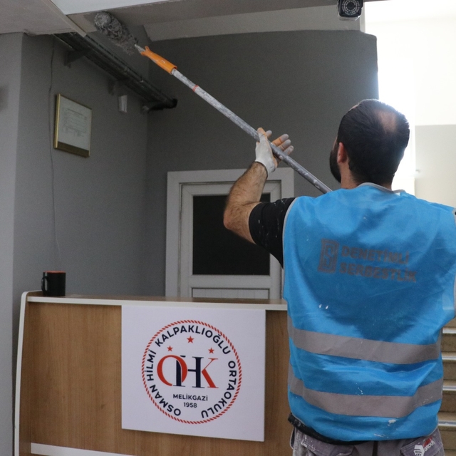 Kayseri'de 18 yükümlü, okulu boya yaparak yeni eğitim yılına hazırladı