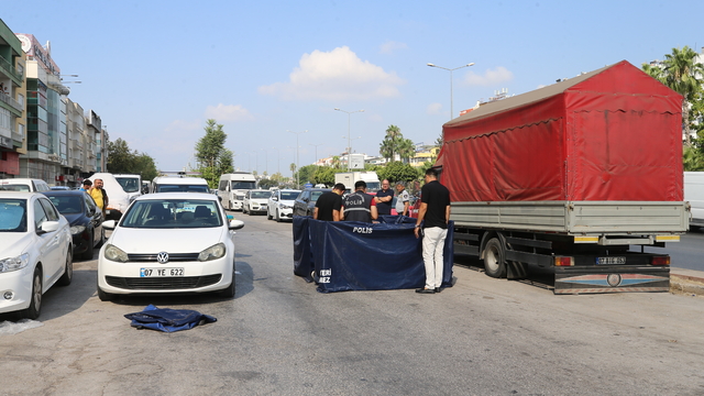 Antalya'da bir kişi aracında ölü bulundu