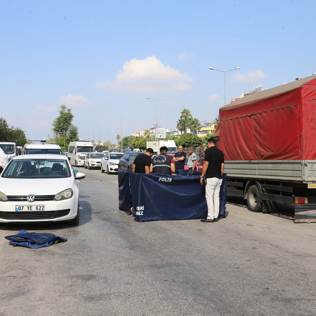 Antalya'da bir kişi aracında ölü bulundu