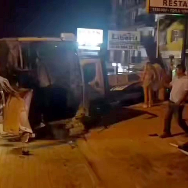 Kuşadası'nda turistleri taşıyan midibüsü devrildi: 5 yaralı