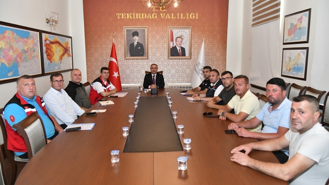 Vali Soytürk yangından etkilenen mahallelerin muhtarlarıyla bir araya geldi