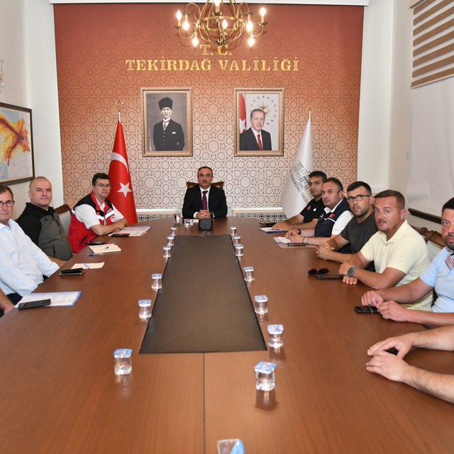 Vali Soytürk yangından etkilenen mahallelerin muhtarlarıyla bir araya geldi