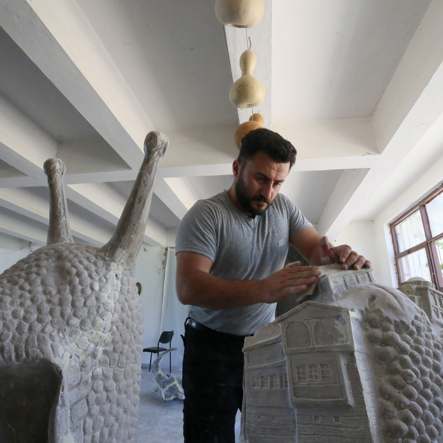 Atasının taş ustalığı mirasını heykeltıraşlığa dönüştürdü