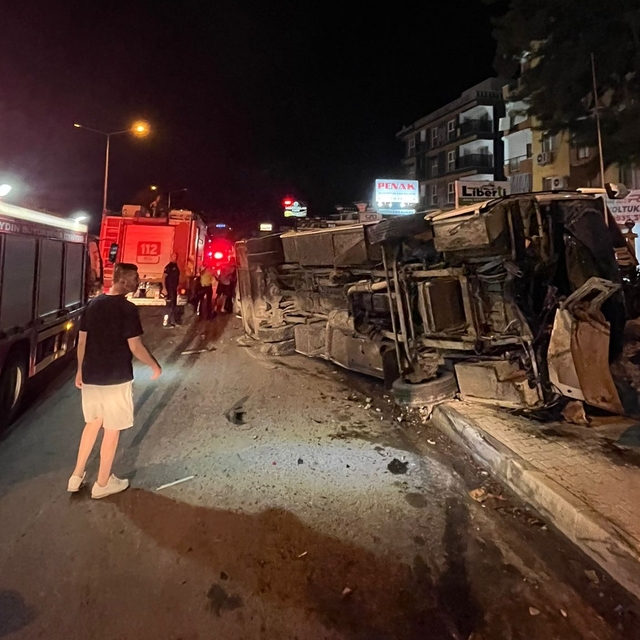 Kuşadası'nda devrilen tur midibüsündeki 3 turist yaralandı