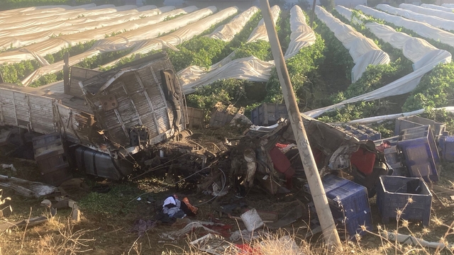 Manisa'da devrilen tırın sürücüsü öldü