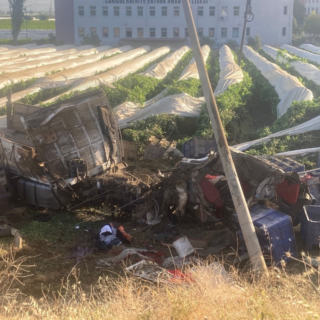 Manisa'da devrilen tırın sürücüsü öldü