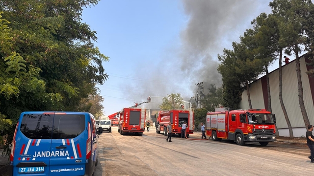 Gaziantep'te halı fabrikasında çıkan yangına müdahale ediliyor