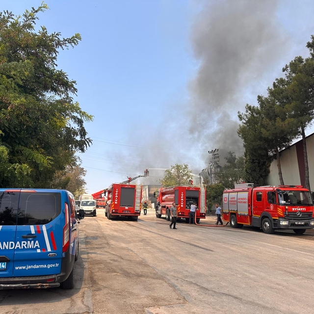 Gaziantep'te halı fabrikasında çıkan yangına müdahale ediliyor
