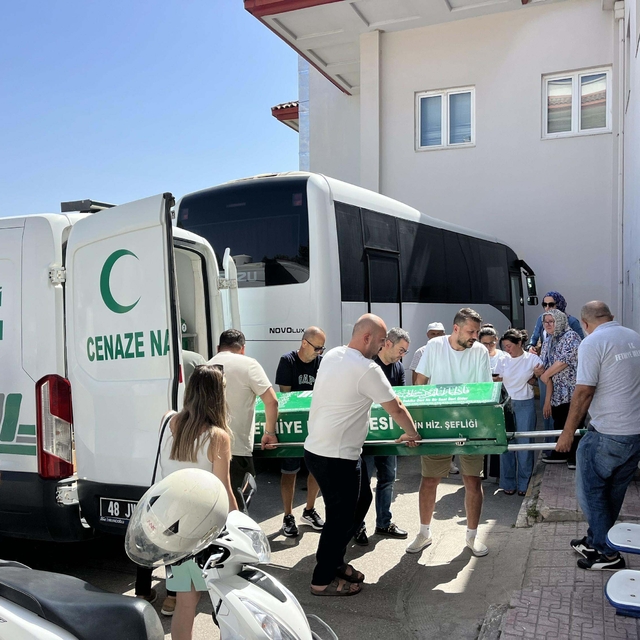 Yüzerken havuzda fenalaştı, hastanede kurtarılamadı