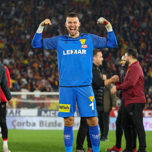 Göztepe kaleci  Mateusz Lis'le yola devam ediyor