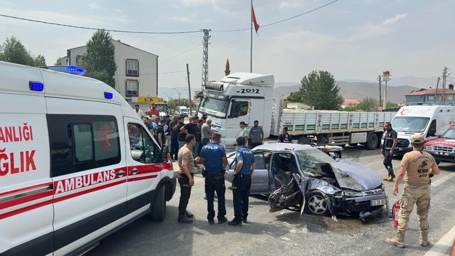 Van'da TIR ve otomobil çarpıştı; aynı aileden 4 kişi yaralandı