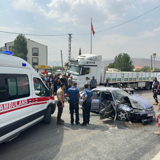 Van'da TIR ve otomobil çarpıştı; aynı aileden 4 kişi yaralandı