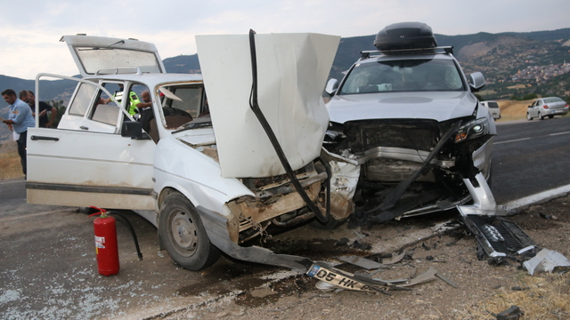 Amasya'da iki otomobil çarpıştı, 3 kişi yaralandı