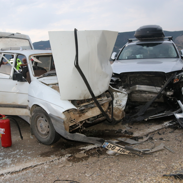 Amasya'da iki otomobil çarpıştı, 3 kişi yaralandı