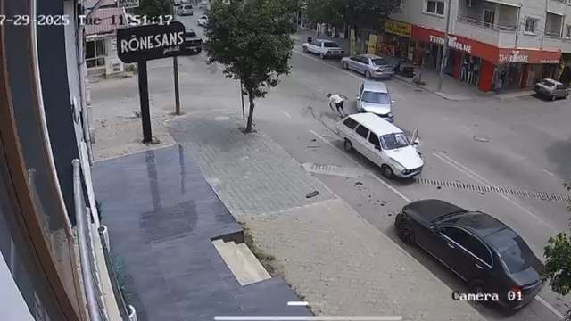 Otomobillerin çarpıştığı kazada açılan kapıdan düşen sürücü yaralandı