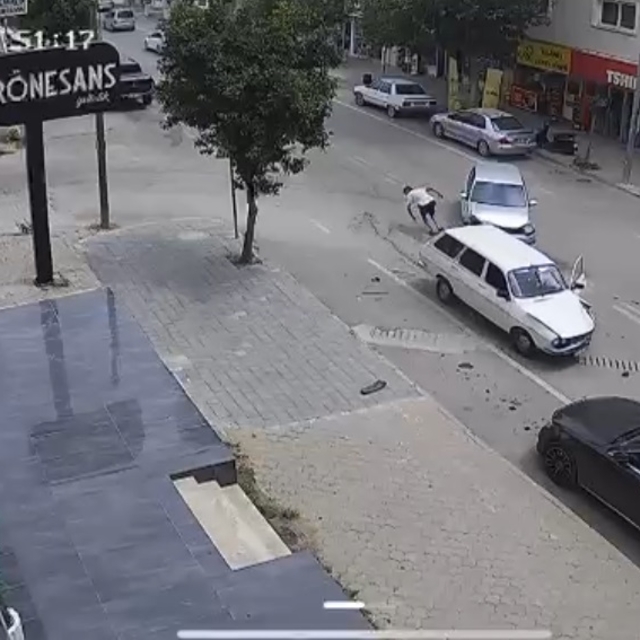 Otomobillerin çarpıştığı kazada açılan kapıdan düşen sürücü yaralandı