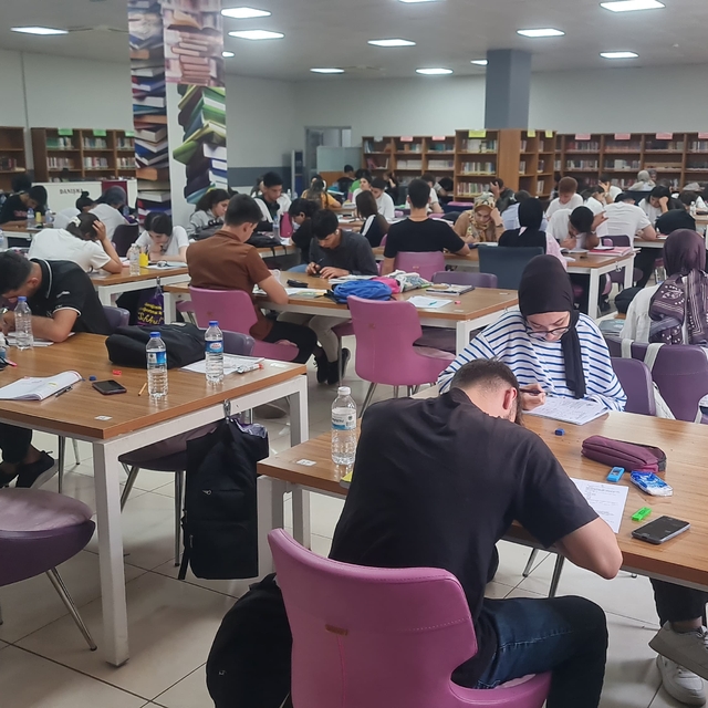 Batman'da belediye bünyesindeki kütüphanelerin açık kalma süreleri uzatıldı