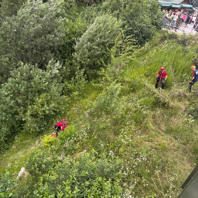 Rize'de dere yatağına düşen kişi yaralandı